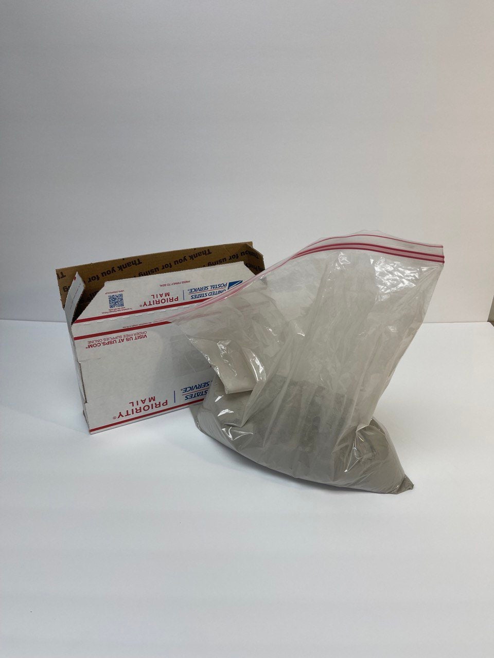 QuickFix Concrete Repair Kit: Small damages, big results! Just-add-water mix for easy DIY repairs at home. User-friendly and efficient.